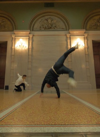 I-3 . être habitant . Cie Hors Série . Première version extérieure . Chicago Cultural Center
